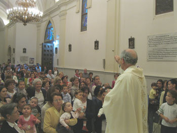 El párroco bendice a los niños