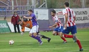 Momento en el que Iván Moreno, autor de dos goles, encara al portero Escalona para batirle tras superar su salida.