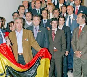 Pío García-Escudero y Cospedal junto a profesionales taurinos en el Senado./Foto: EF
