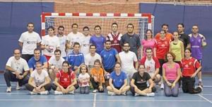 La familia del Club Deportivo Balonmano Azuqueca al completo en el Polideportivo “Arroyo El Vallejo”.
