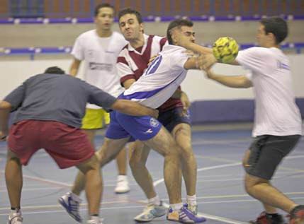 Integrantes del equipo masculino azudense, que compite en la Segunda División Nacional, durante un entrenamiento.