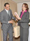 Magdalena Valerio fue obsequiada por el alcalde Aurelio González.