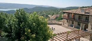 La Posada de los Pantanos se encuentra situada sobre el pantano de Entrepeñas y rodeada por frondosos pinares.