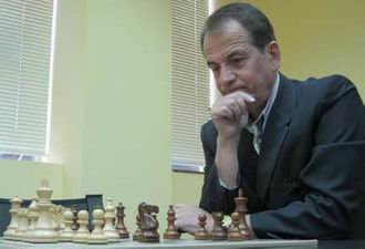 Miguel Moreno y Boris Zlotnik jugando una partida en nuestra redacción.