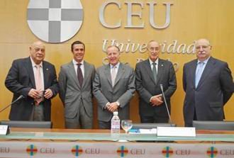 De izquierda a derecha los integrantes de la primera mesa de trabajo titulada La ética de la Fiesta. Defensa del Toreo: José Antonio Donaire, José Miguel Arroyo ‘Joselito’, José María Álvarez del Manzano, Felipe Díaz Murillo y Rafael Cabrera Bonet. /fotos: Prensa CEU