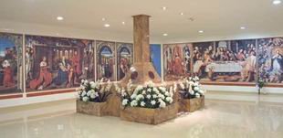 El tanatorio de Guadalajara ofrece la posibilidad de depositar las cenizas en sus bellos columbarios por un tiempo indefinido, cada uno de ellos está en un azulejo que conforman en su conjunto escenas religiosas. 