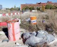 Los problemas de aparcamiento del Hospital provocan que los usuarios estacionen en lugares poco apropiados y que accedan al centro sanitario de una manera temeraria.