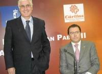 El alcalde de Alovera David Atienza llegando a la nueva residencia junto al presidente regional José María Barreda.