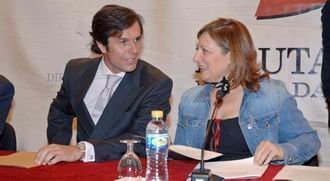 Joselito y la presidenta de Diputación María Antonia Pérez León durante la firma del convenio del año pasado.