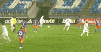 Imagen del partido disputado ayer en Valdebebas bajo una intensa e incesante lluvia.