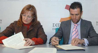 María Antonia Pérez León firmando el convenio del CEART junto a Joselito.