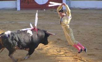 Ramos banderilleando un toro de Barcial en El Casar en 2005. / Foto: José Luis Arcángel.