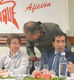 Fernando Robleño (izda.) y Juan Mora junto al presidente de la peña, Javier Burgos.