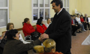 Antonio Román visita a las mujeres de La Amistad