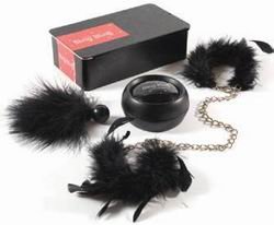 Cofre Bling Bling Contiene polvos corporales brillantes y esposas de suaves plumas para deslumbrar con los destellos más sensuales y atraparos con las fantasías más ardientes.