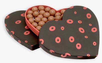 BOMBONES Todos sabemos que el cacao es un afrodisíaco infalible; así que no se prive de regalar este día (y cualquier otro) bombones. Si son belgas en una caja-corazón de Petit Plaisir, éxito seguro.