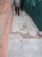 Dificultades para los peatones en las obras de General Vives