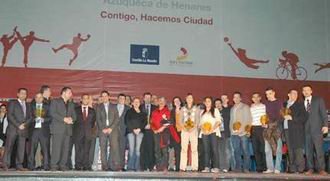 Foto de familia con todos los premiados en la Gala, tras la finalización del acto en el Polideportivo Ciudad de Azuqueca.
