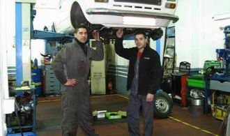 Los hermanos Martínez Chiquito en su taller mecánico de la calle Wenceslao Argumosa, 17 en Guadalajara.
