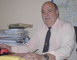 Andrés López, en la oficina a la que acude diariamente a trabajar para el SESCAM, situada en la Residencia Vieja.