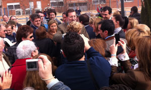 Cospedal y Rajoy reciben un baño de multitudes en Alovera 