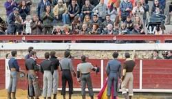 Los ocho toreros actuantes se acercaron a Ferre para saludarle y ofrecerle sus actuaciones en el festival. / Fotos: Carlos Pinto