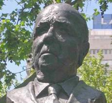 El Busto de Don Pedro Escartín se encuentra frente al Santiago Bernabeú de Madrid.