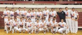 Los recortadores quisieron fotografiarse junto al destinatario de los beneficios Esteban Quijada, Ferre.