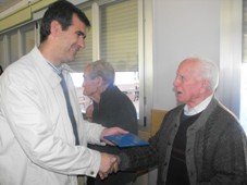 Antonio Román felicita la Navidad en el asilo de ancianos y el albergue “Betania”