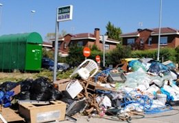 La denuncia del PSOE obliga al alcalde a actuar contra la acumulación de basura 