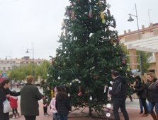 Cabanillas prepara la Navidad con el tradicional montaje del árbol que presidirá la plaza del Ayuntamiento hasta Reyes