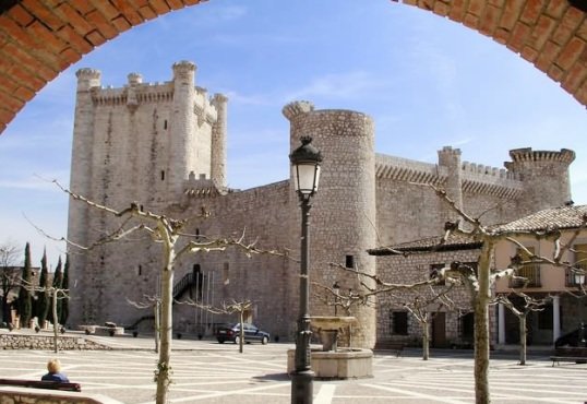 La presidenta de la Diputación abre el I Encuentro literario ‘Guadalajara tierra de viajes’ en el castillo de Torija 