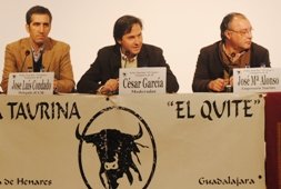 Condado participa en la conferencia de la peña taurina El Quite de Yunquera 