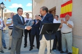 El delegado de la Junta felicita al alcalde de Yebra por su política de difusión de la cultura y la lectura entre los vecinos