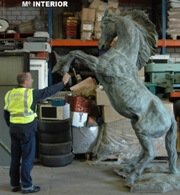 Cuidado con lo que deja en el jardín. La Guardia Civil recupera 8 estatuas de bronce robadas en un chalet de El Casar