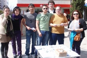 Juventudes Socialistas de Guadalajara repartió 1.000 velas y folletos en la campaña “La Hora del Planeta”