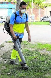 Los trabajadores del programa municipal “Guadalajara emplea” realizan importantes labores de limpieza en la ciudad