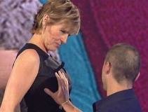 Mercedes Milá le enseña el culo y se deja tocar los pechos a Cristian, el último expulsado de 