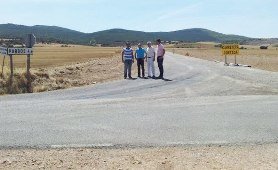 Las máquinas trabajan para adecentar la carretera GU-424 en Pardos