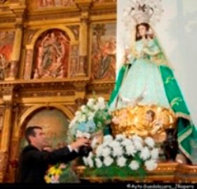 El Alcalde de Guadalajara, Antonio Román, cumple con la tradición de la Ofrenda Floral a la Patrona de la ciudad