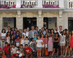 El Alcalde recibe en el Ayuntamiento a los niños ucranianos y saharauis que pasan el verano en Guadalajara