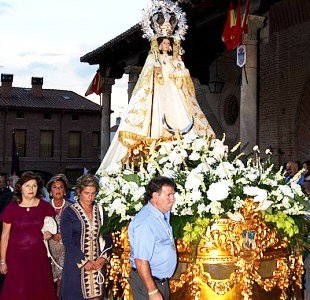 Miles de ciudadanos con la Virgen de la Antigua en su día grande