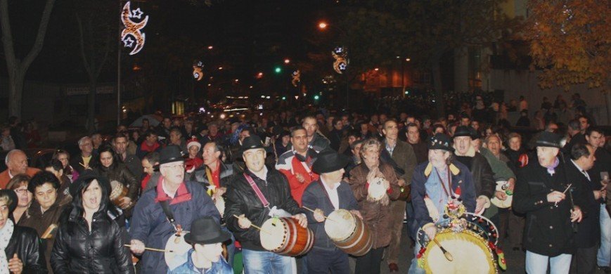 Miles de personas participan en la tradicional Zambombada que recorre el centro de Guadalajara