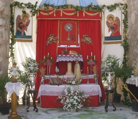 Altar  de la Asociación de Vecinos de Bejanque confeccionado por Mª Luisa Llorente y la colaboración de Juanjo, Paco y José Ignacio