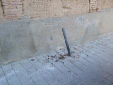 Moraga denuncia el mal estado del mobiliario en el centro urbano de Azuqueca de Henares
