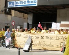 Los trabajadores de Geacam protestan por los recortes de Cospedal