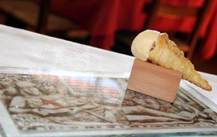 Restaurante La Granja de Alcuneza, quiere sorprender al público con su “Corneto con helado de oro verde”, Nótese el paralelismo del Dondel con el corneto. De lujo.