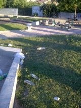 El parque del Norte de Azuqueca, basurero del botellón los fines de semana