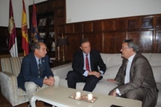 El delegado de la Junta, Porfirio Herrero se reúne con el director general de Coordinación y Administración Local, José Julián Gómez-Escalonilla