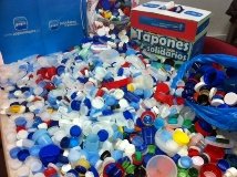 El PPde Azuqueca de Henares hace entrega de los primeros kilos de tapones de plástico 